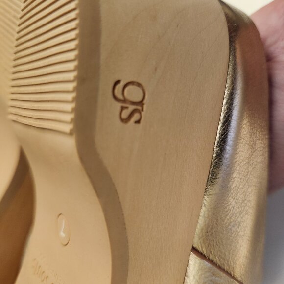 Gentle Souls by Kenneth Cole Henley Clogs. Gold Metallic. NWOT. Size 7 - Picture 10 of 10